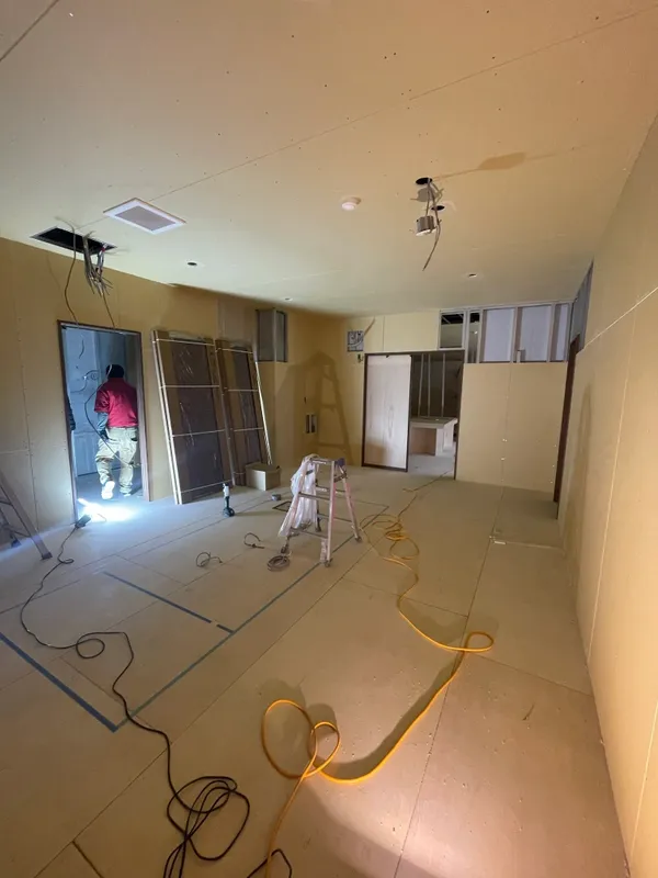 スタッフルーム 天井アクセント壁紙