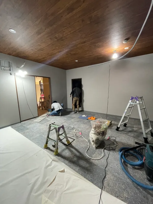 スタッフルーム 天井アクセント壁紙